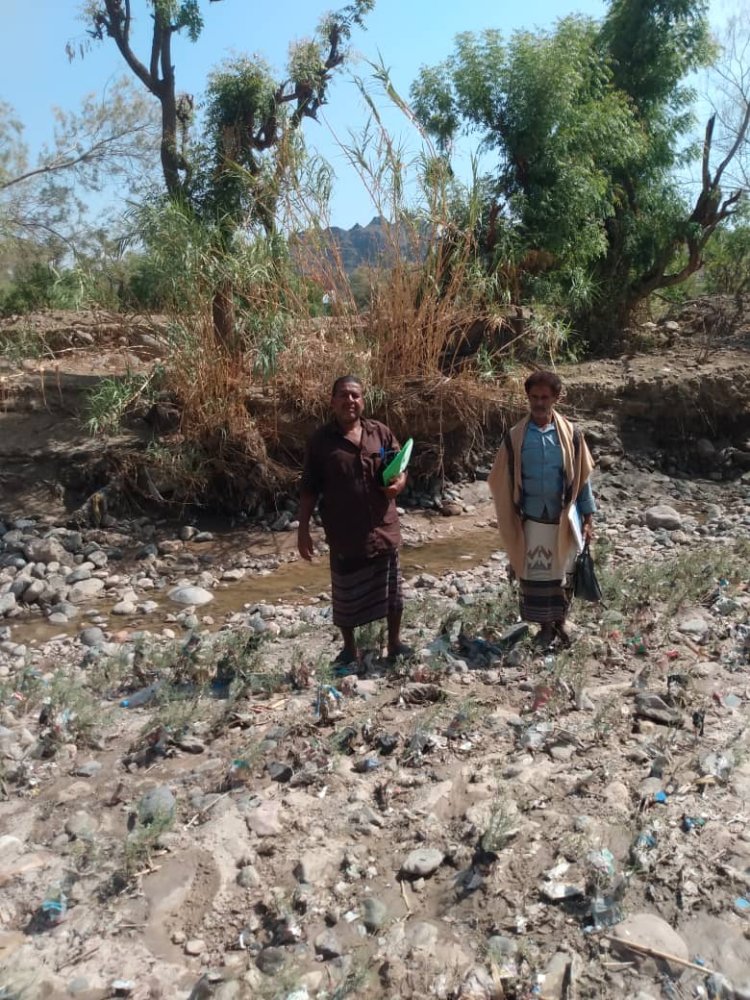 رئيس جمعية المسيمير الزراعية يتفقد الأراضي الأكثر عرضه لخطر جرف السيول بالمديرية