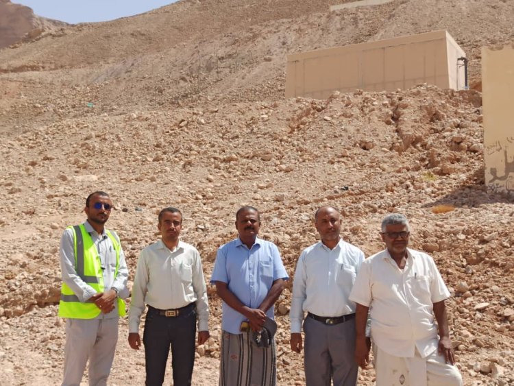 سيئون.. تسليم موقع حفر وتجهيز بئر بمدودة للمقاول المنفذ