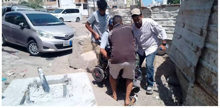 أهالي حي الروزميت بصيرة يطالبون بإزالة قاعدة خرسانية تعيق حركة المارة وتعرضهم للخطر