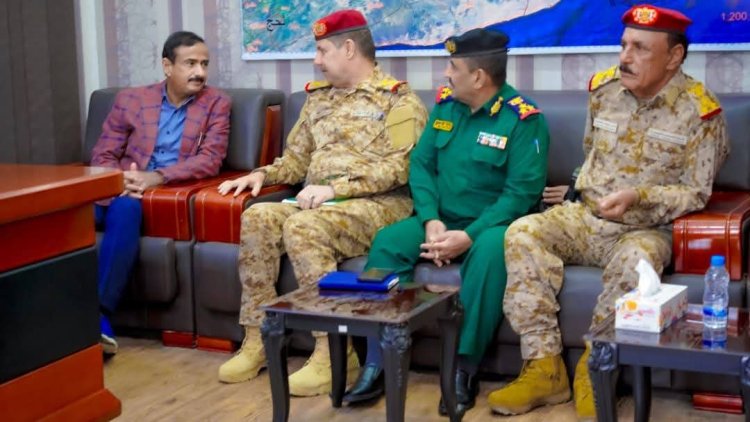 محافظ شبوة يبحث مع القيادات الأمنية والعسكرية سُبل الحد من مخاطر الهجرة غير الشرعية