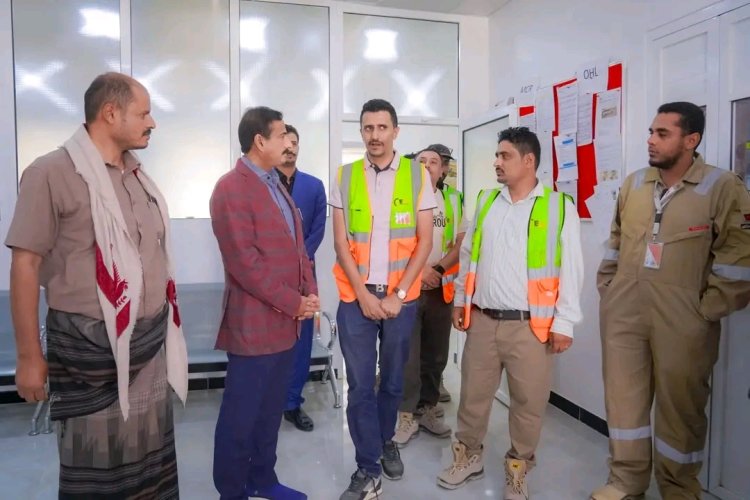 المحافظ بن الوزير يتفقد التجهيزات النهائية لبدء التشغيل التجريبي لمشروع الطاقة الشمسية