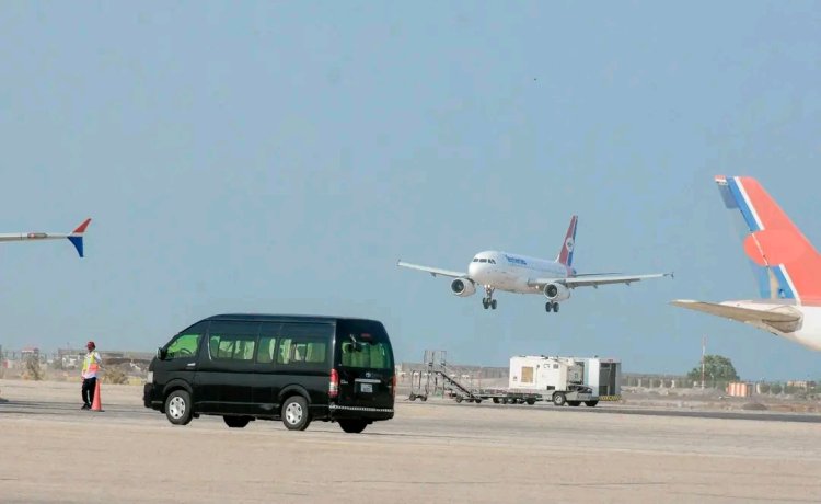 وزير النقل يستقبل وصول الطائرة الجديدة 320 A المسماه مملكة أوسان الى مطار عدن الدولي