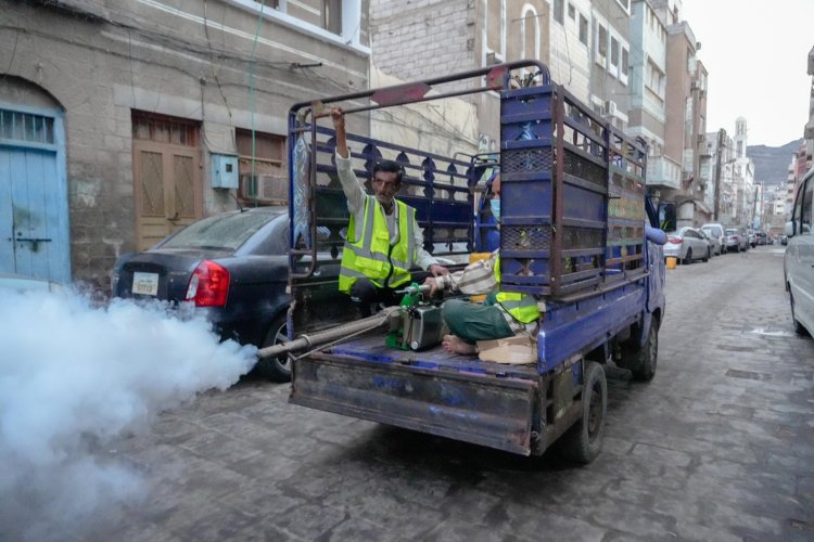 عدن … صحة البيئة بصيرة تنفذ حملة رش ضبابي في أحياء واسعة في المديرية