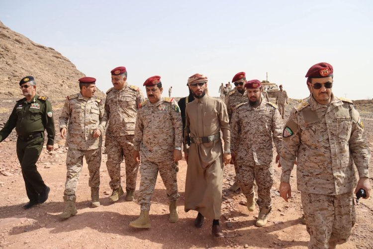 وزير الدفاع يتفقد المواقع الأمامية في جبهات كتاف والبقع