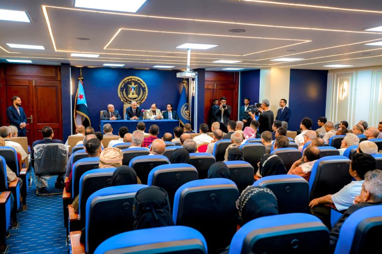 الرئيس الزُبيدي يدشّن برنامج النزول الميداني لفرق الرقابة الرئاسية والتوجيه السياسي