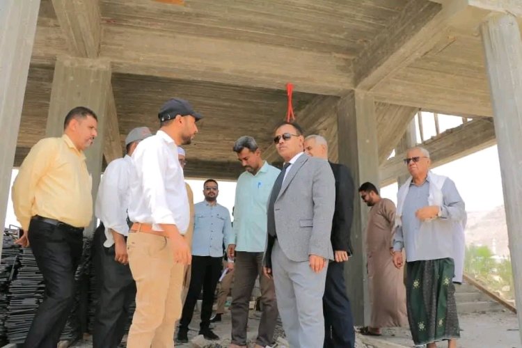 سيئون.. الوكيل العامري يتفقد سير العمل بمشروع المبنى الجديد لثانوية الصبان
