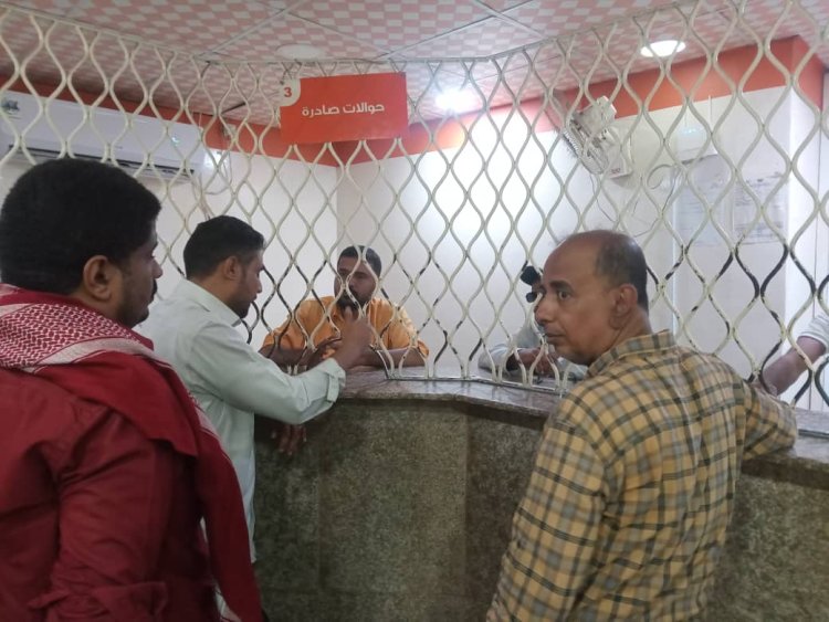 نزول ميداني لمدير عام مديرية زنجبار لمعرفة إلتزام محلات الصرافة بتوجيهات البنك المركزي