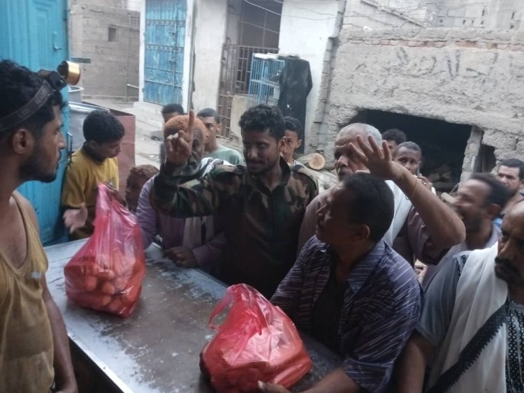 قرار محلي في الحوطة يلزم الأفران ببيع الروتي بسعر محدد (50 ريالاً)