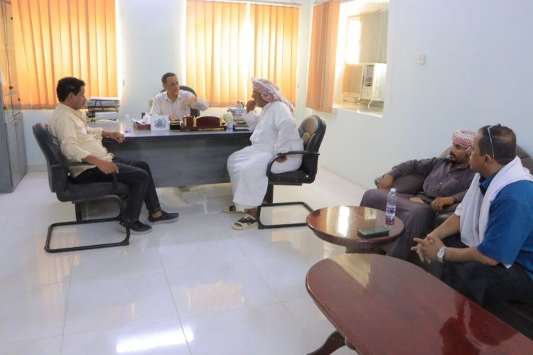 مناقشة سبل تحسين الخدمات الصحية بمديرية رماه بين مكتب الصحة والسلطة المحلية