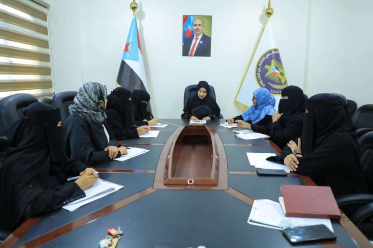 هيئة المرأة تناقش مستوى تنفيذ الإدارات والأقسام للمهام