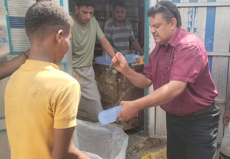 السلطة المحلية بمديرية المنصورة تواصل إتلاف عبوات المياه المجهولة المصدر