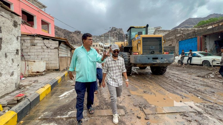 مدير عام صيرة يتفقد أعمال شفط مياه الأمطار ورفع المخلفات في المديرية