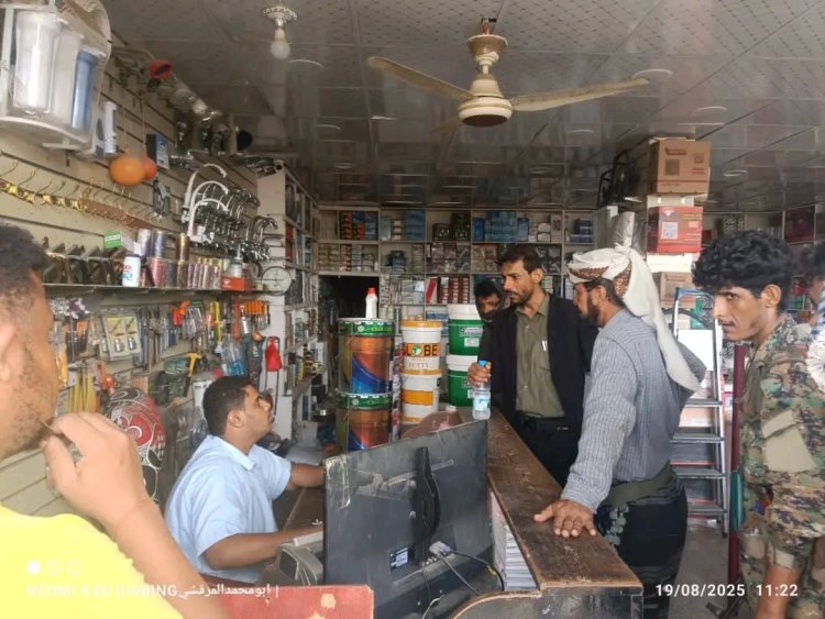 مدير أمن خنفر يتفقد الأسواق ويوجه بتركيب الكاميرات وضبط الأسعار