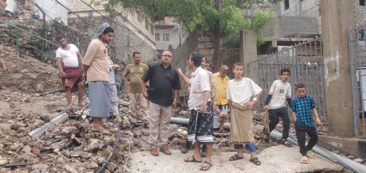 الشعبي ينفذ جولة ميدانية للتعامل مع أضرار الأمطار ورفع المياه في مديرية التواهي