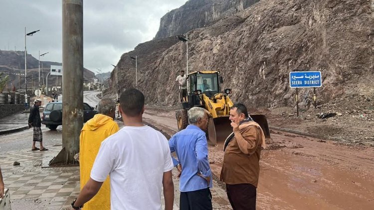 صندوق النظافة بعدن يكثّف جهوده الميدانية لمعالجة أضرار الأمطار ورفع المخلفات