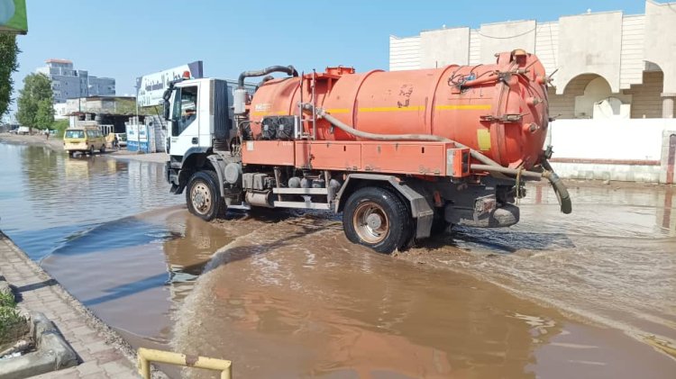 وجه لتدشين حملات رش ضبابي عاجلة.. مدير عام البريقة الشوبجي يتفقد سير أعمال شفط مياه الأمطار ويشدد على تكثيفها