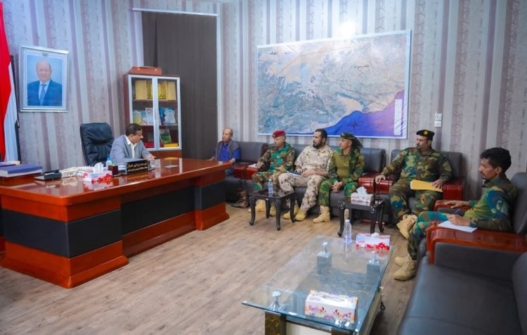 المحافظ ابن الوزير يناقش مع لجنة استقبال المجندين شروط الالتحاق بقوات دفاع شبوة