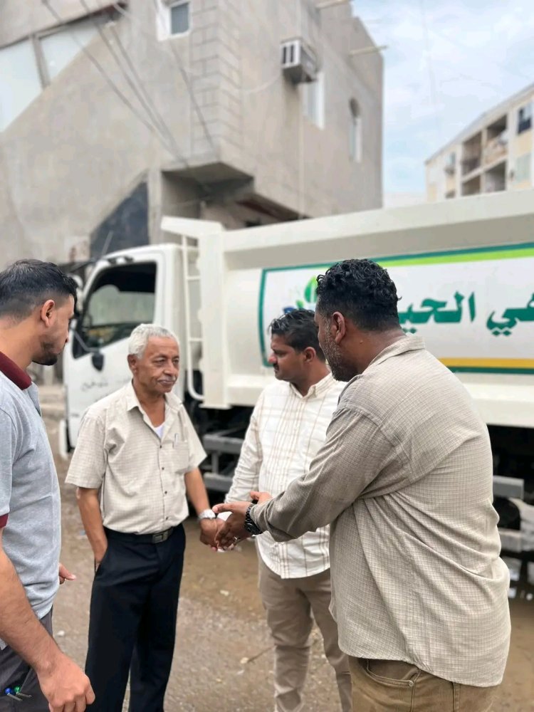 مدير عام مديرية الشيخ عثمان ونائب مدير صندوق النظافة يتفقدان أعمال شفط مياه الأمطار