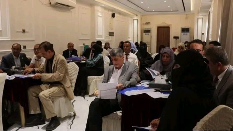 القائم بأعمال وكيل التنمية بوزارة الشؤون الاجتماعية ومديرة الأسر المنتجة يشاركان في ورشة لدعم وتمكين الأسر المنتجة بعدن