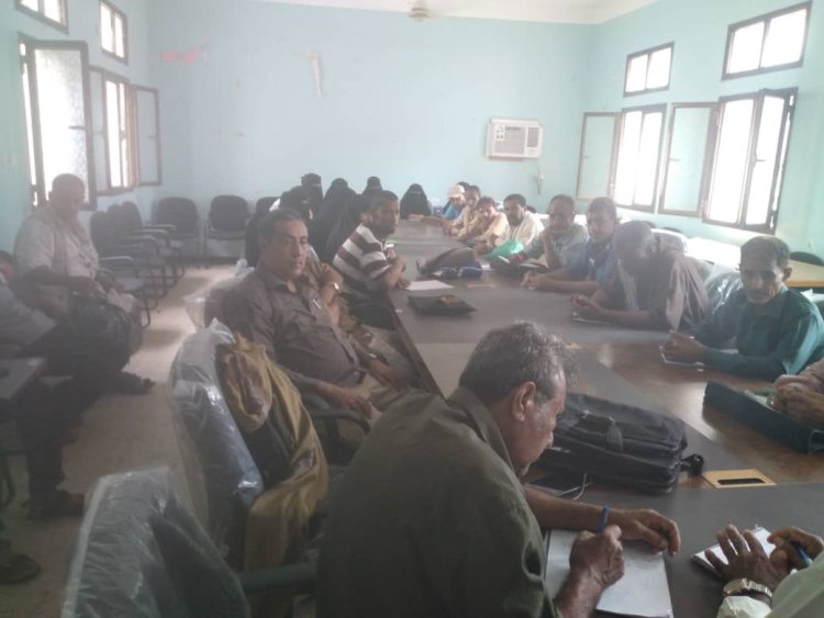 مكتب التربية والتعليم بخنفر يعقد اجتماعًا استثنائياً لمناقشة وتقييم العام الدراسي الماضي