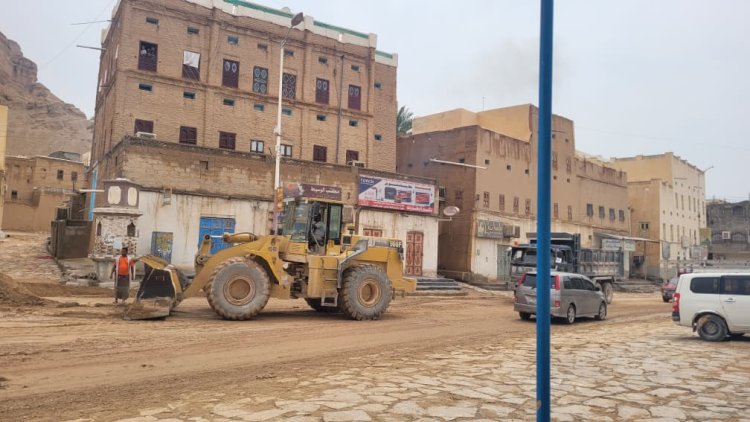 مدير عام شبام يطلّع ميدانيًا على آثار وتقييم اضرار المنخفض الجوي المونسون ويوجه بسرعة رفع المخلفات