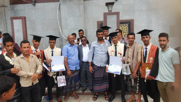 تكريم خريجي وخريجات أبناء الملاح من  كلية عدن للعلوم الطبية والتطبيقية فرع ردفان من قبل مدير عام المديرية