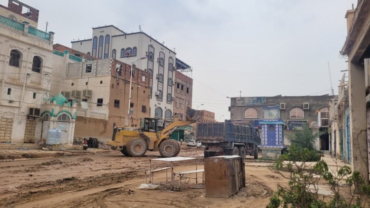 الأشغال العامة بشبام تباشر فتح الطرق المتضررة وإزالة مخلفات السيول لإعادة تطبيع الحياة