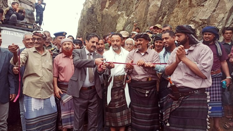 فريق التوجيه والرقابة الرئاسي يدشن افتتاح مشروع طريق رهوة الفلاح حُمٌه بمديرية سرار وتكريم مدير المشروع الحامدي