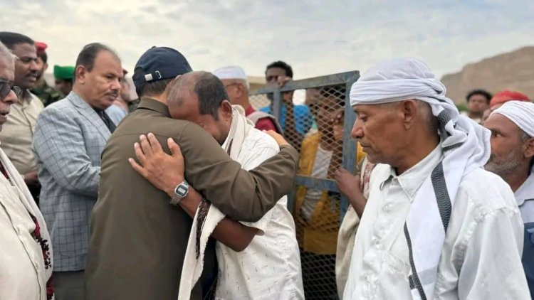 محافظ حضرموت يقدّم واجب العزاء لأسرتي الشابين يادين وحديجان بمديرية تريم