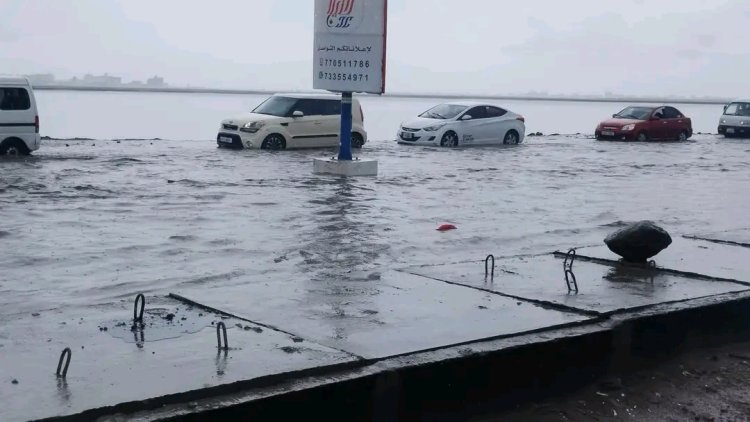 هذا ما تسببت به الأمطار الغزيرة بالخط البحري بالعاصمة عدن؟