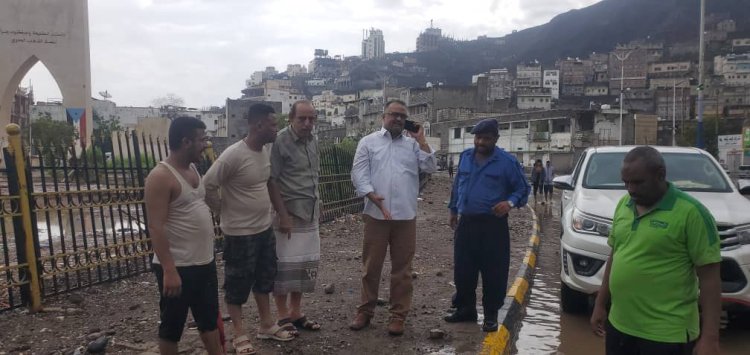 مدير عام التواهي يوجّه بتكثيف جهود شفط مياه الأمطار ومعالجة أضرار المنخفض الجوي