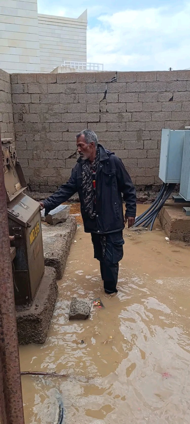 غرق محول كهربائي في الممدارة يهدد حياة المواطنين