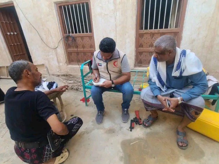 انتقالي شبام ومندوب الهلال الأحمر الإماراتي يطلعان على حجم الأضرار التي لحقت بعدد من المساكن