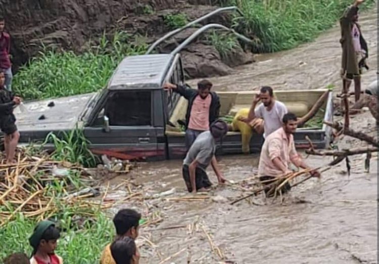 تكاتف أهالي فراثة ينقذ مصدر رزق مواطن بعد أن جرفته السيول في الأزارق