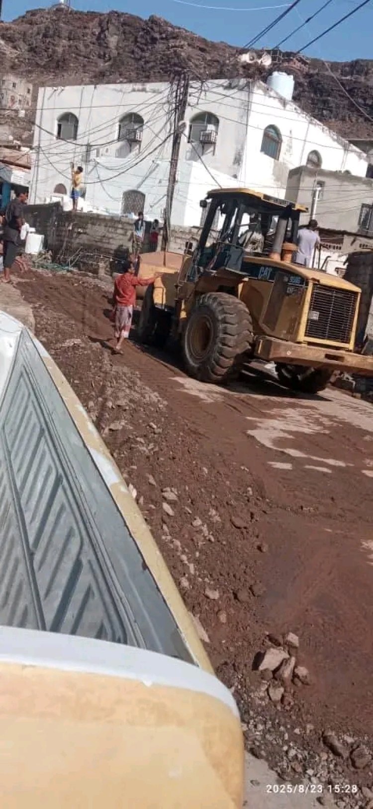 صندوق صيانة الطرق يواصل تصفية مخلفات الأمطار في عدن بتوجيهات وزارة الأشغال العامة