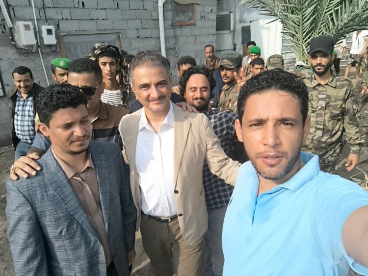 يحدث الآن.. وزير الدولة محافظ العاصمة عدن يتفقد المتضررين في الحسوة عقب السيول الجارفة