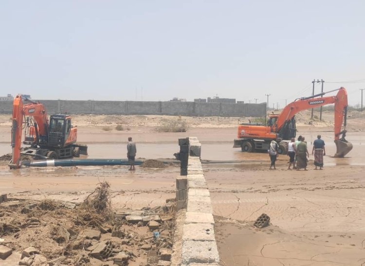 مدير مياه عدن يتفقد أعمال إصلاح الخط الرئيسي المتضرر من السيول