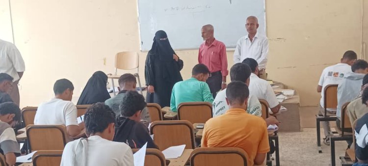 تدشن امتحانات الفصل الدراسي الثاني بكلية العلوم الإدارية والمصرفية بجامعة لحج