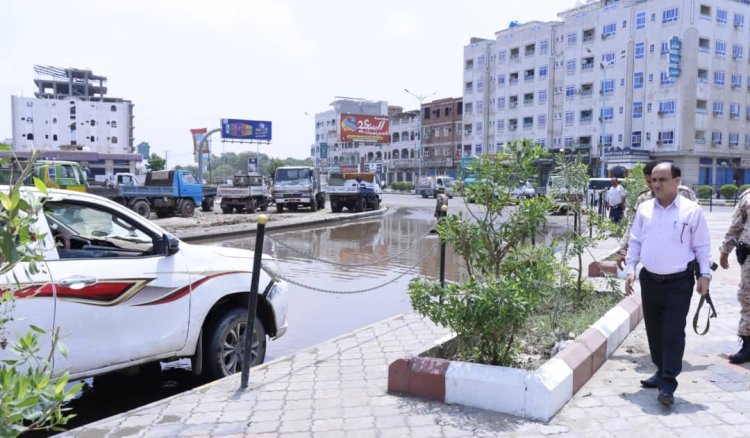لليوم الثاني على التوالي مدير عام دار سعد يواصل نزولة الميداني للإشراف على عملية شفط مياه الأمطار من الاحياء والشوارع الرئيسية