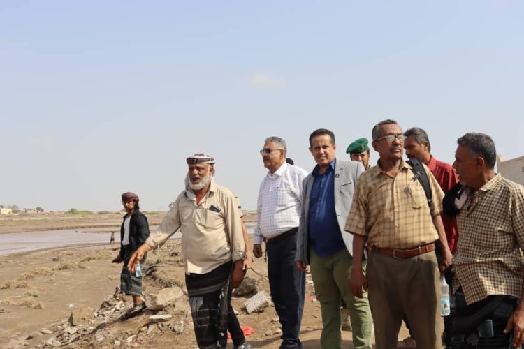 رئيس انتقالي لحج يتفقد الأضرار الناجمة عن السيول في مدينة الوهط