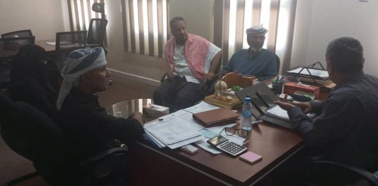 لقاء بين نقابة المعلمين بساحل حضرموت ووكيل المحافظة للشؤون المالية لمناقشة قضايا القطاع التربوي