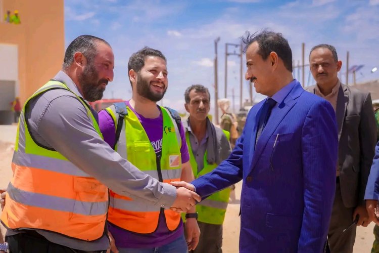 نجاح التشغيل التجريبي لمشروع الطاقة الشمسية بشبوة والمحافظ بن الوزير يشيد بالإنجاز