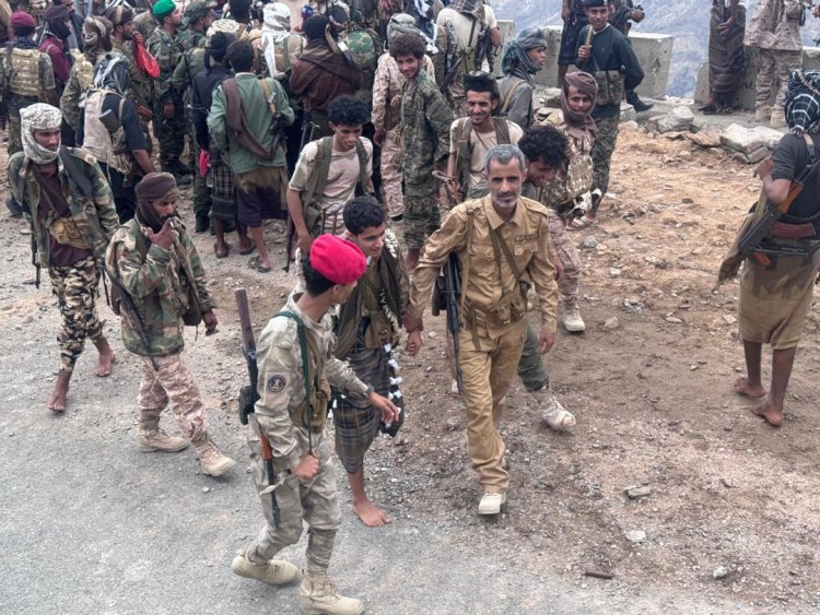 في الصفوف الأمامية.. العميد مازن الجنيدي يلتقي بالشبل البطل محمد ابن الشهيد عبداللطيف السيد