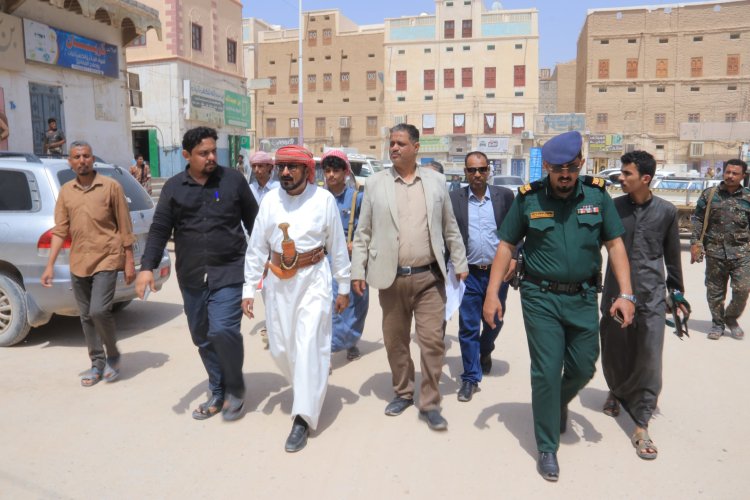 السلطة المحلية ونيابة شبام الإبتدائية تغلق 18 منشأة صحية وصيدلية مخالفة للتراخيص والأسعار بالمديرية