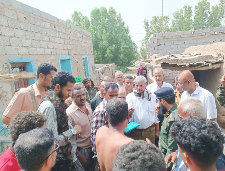 محافظ لحج يوجّه بسرعة إنشاء حواجز وقائية ويوزع مساعدات عاجلة للمتضررين من سيول تُبَن