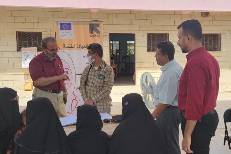 مدير عام مكتب الصحة والسكان بمحافظة أبين يقوم بنزول إشرافي على عربة الإنقاذ الطبية المتنقلة في خنفر