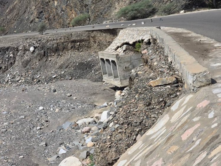 طريق باتيس- لبعوس الاستراتيجي على حافة الهاوية.. تشققات خطيرة تهدد بقطع شريان الحياة لأهل يافع .. تقرير