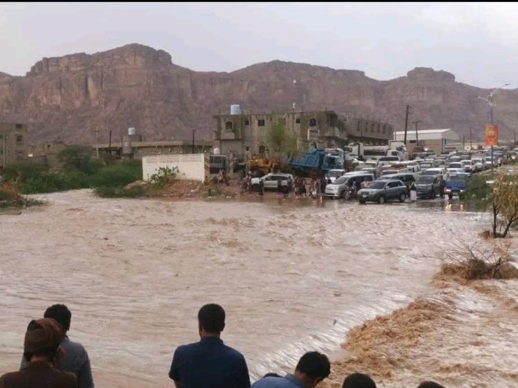 شبوة.. سيول جارفة وتحذيرات عاجلة من الدفاع المدني والصحة وسط استمرار تأثيرات المنخفض الجوي