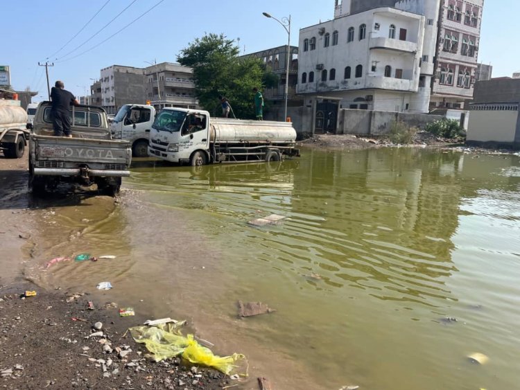 مدير عام البريقة ينفذ نزولات ميدانية ويوجه بتكثيف أعمال شفط المياه ورفع مخلفات المنخفض الجوي