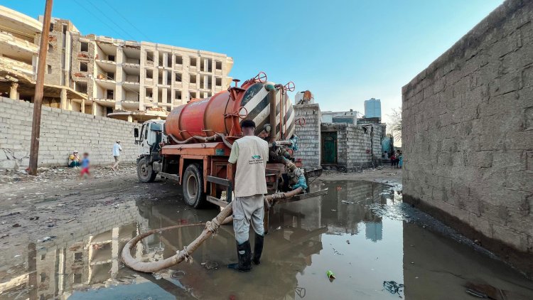 تواصل حملة شفط مياه الأمطار ورفع مخلفات السيول بالعاصمة عدن
